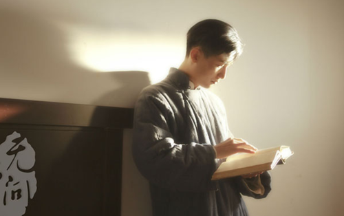 只問敢勇，無問西東
